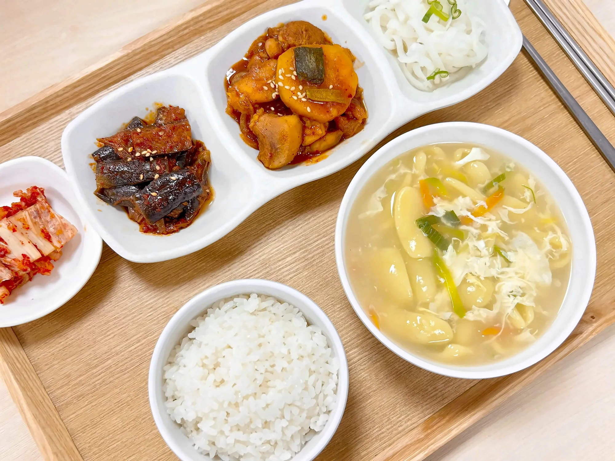 나무 쟁반에 차린 점심. 흰밥과 국, 조림 반찬과 무생채 등 반찬 네 가지